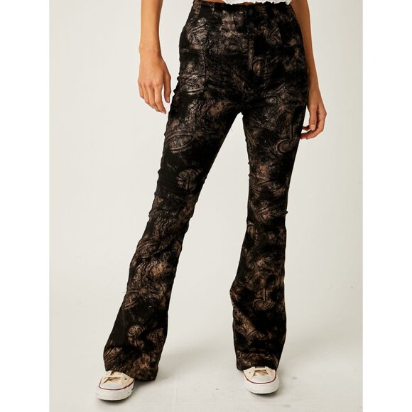 🎉LAST CHANCE🎉 FREE PEOPLE Jayde Metallic Printed Flare Jeans / Black Tie - Picture 2 of 10